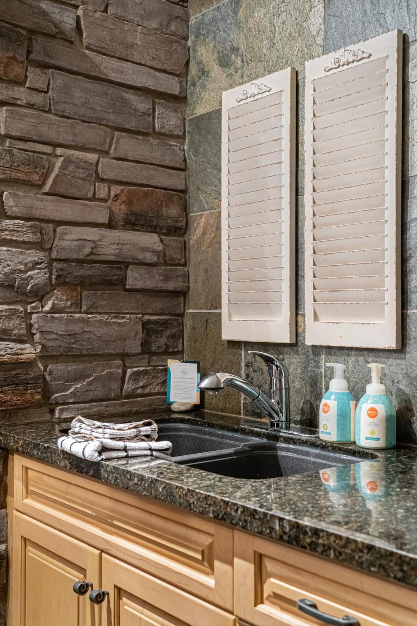 Parkland301 Sunlit 2,000 Ft² Penthouse With Mtn View Διαμέρισμα Κάνμορ Εξωτερικό φωτογραφία
