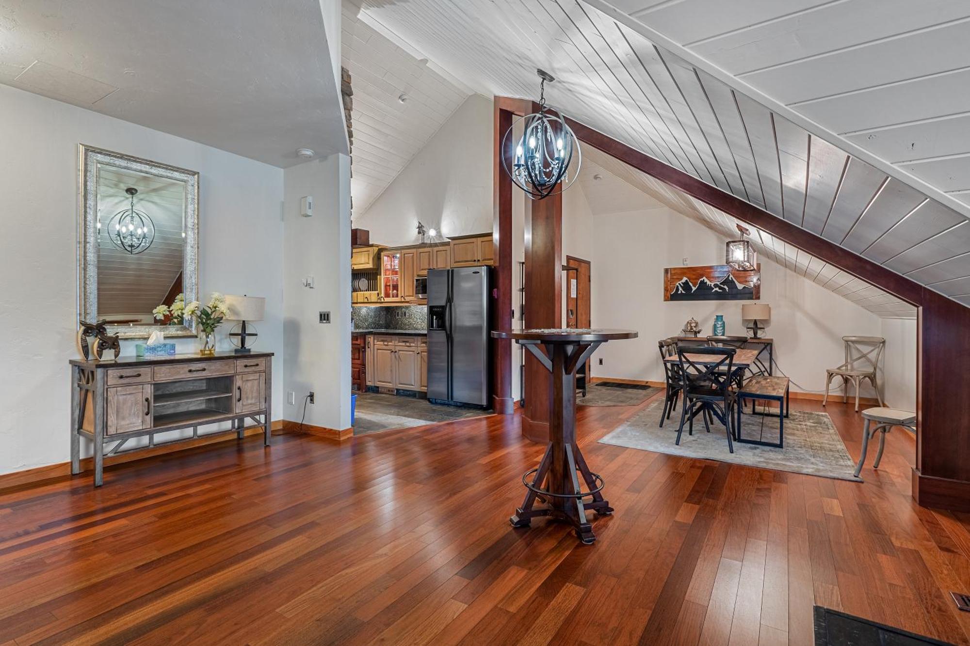Parkland301 Sunlit 2,000 Ft² Penthouse With Mtn View Διαμέρισμα Κάνμορ Εξωτερικό φωτογραφία